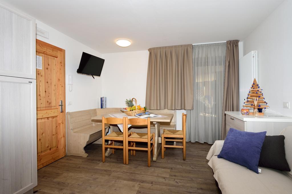 La Casa Al Noce Aparthotel เมซซานา ภายนอก รูปภาพ